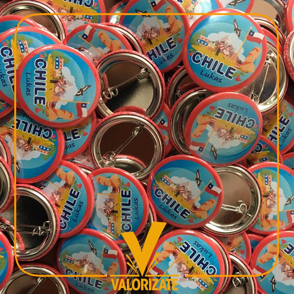 Pila de chapitas alfiler personalizadas ilustrando pedido en cantidad