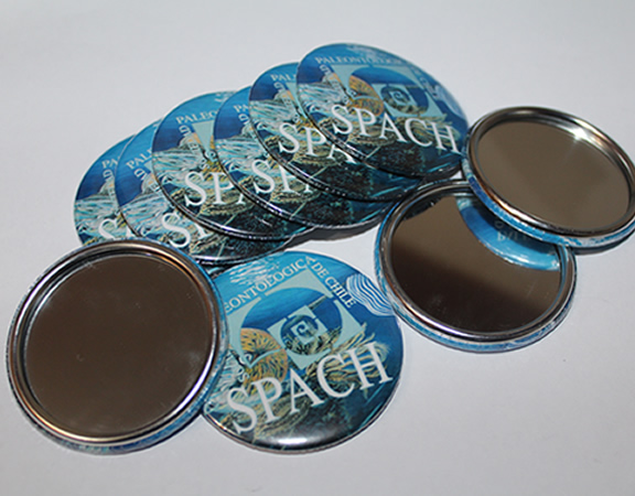 varias chapitas espejo algunas por el lado del espejo y otras por la grafica